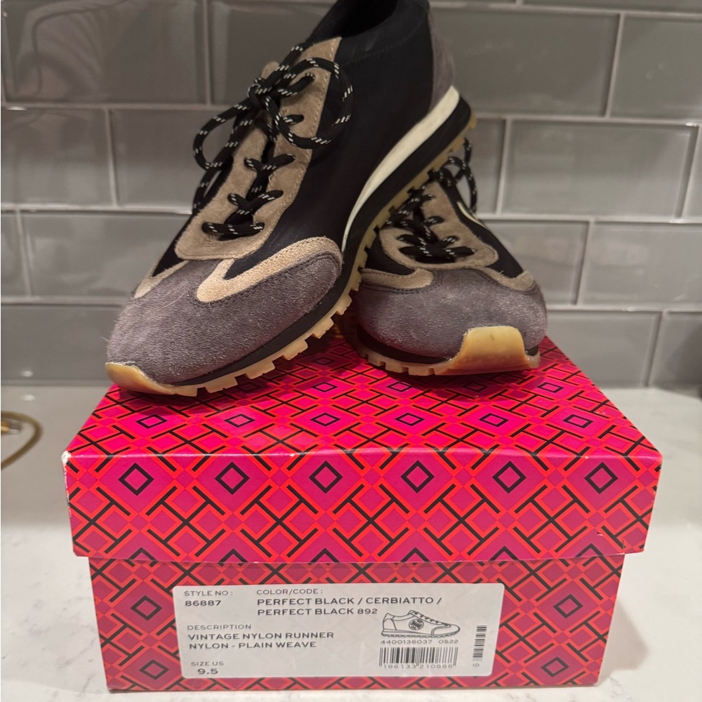 Tory Burch authentic Vintage Nylon Runner.Sneakers size 9.5. Black/brown/cream.